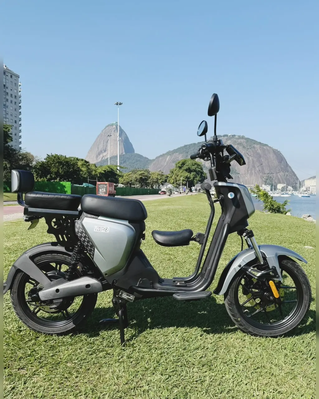 VZero Inova 2.0 1000W seminova com o Pão de Açúcar ao fundo